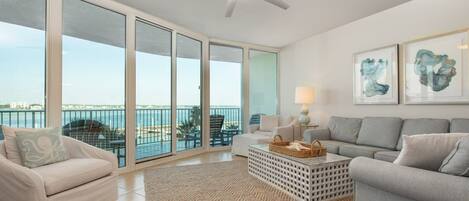 Älytelevisio, videopelejä, DVD-soitin, pöytätennispöytä