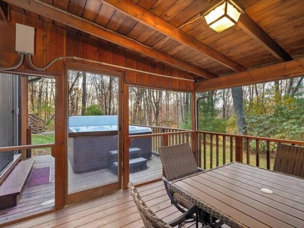 Outdoor dining - Relaxing Cabin Getaway with hot tub and fire pit (Bellville)