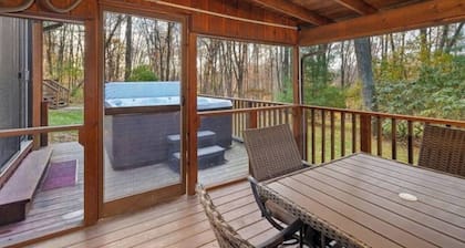 Relaxing Cabin Getaway with hot tub and fire pit