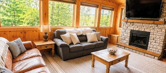 Relaxing Cabin Getaway with hot tub and fire pit