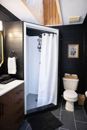 Combined shower/bathtub, hair dryer, towels