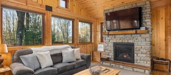 Relaxing Cabin Getaway with hot tub and fire pit