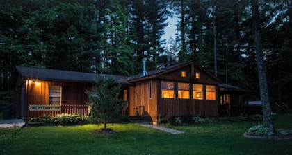 Relaxing Cabin Getaway with hot tub and fire pit