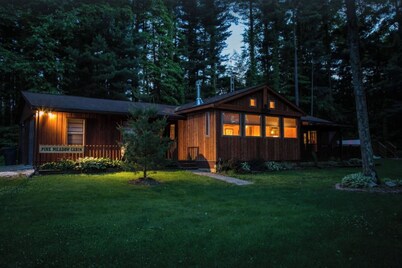 Relaxing Cabin Getaway with hot tub and fire pit