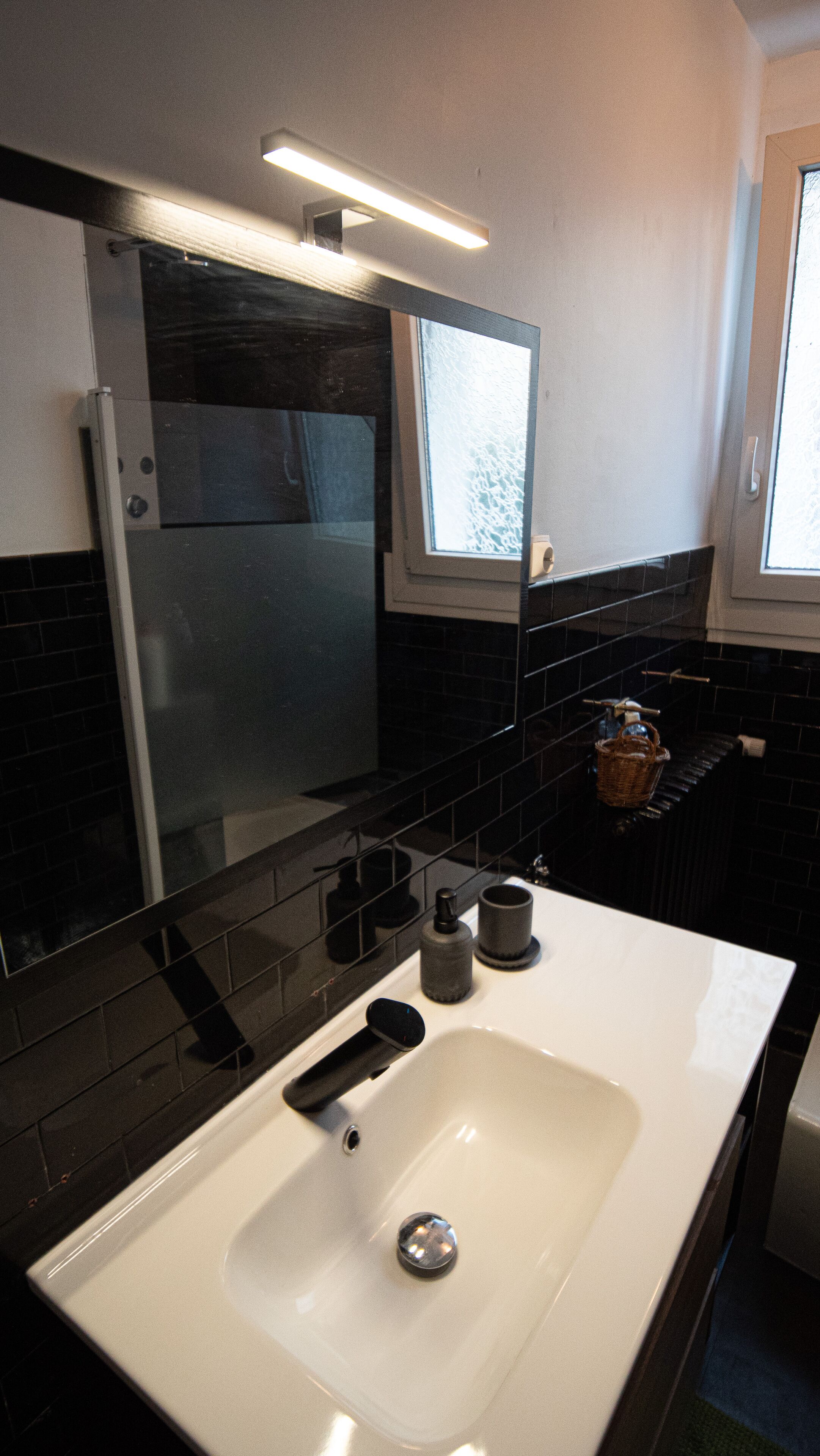 Kombinert dusj/badekar, hårføner, håndklær og såpe