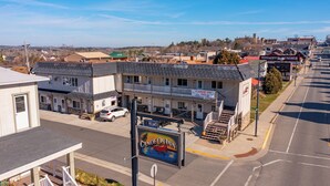 Un motel avec une enseigne publicitaire indiquant « Location de canoës » et « Chambres disponibles ».