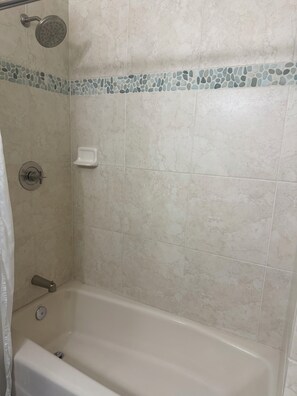 Deluxe Single Room, 1 King Bed, Garden View | Bathroom - Canoe On Inn  (Ely)