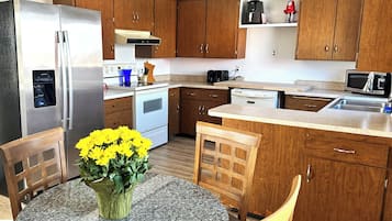 Family Suite, Garden View | Private kitchen