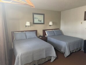 Desk, laptop workspace, blackout drapes, free WiFi - Canoe On Inn  (Ely)