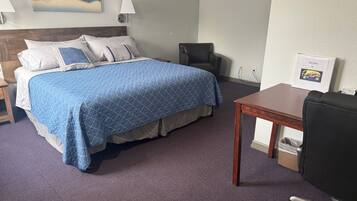 Deluxe eenpersoonskamer, 1 kingsize bed, uitzicht op tuin | Een bureau, een laptopwerkplek, verduisterende gordijnen, gratis wifi