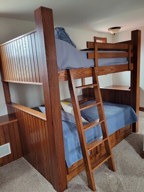 4 bedrooms, travel cot, free WiFi, bed sheets