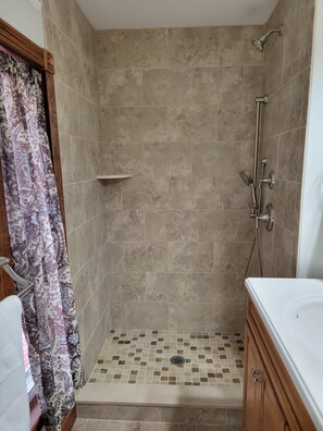 Ducha y bañera combinadas, secador de pelo, toallas y jabón