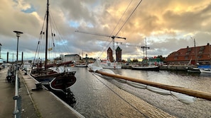 Un puerto con barcos, una grúa y edificios.