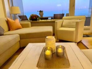 TV, stereo - Apartment on the Sea with Sea View, Balcony & Wi-Fi (Sierksdorf)