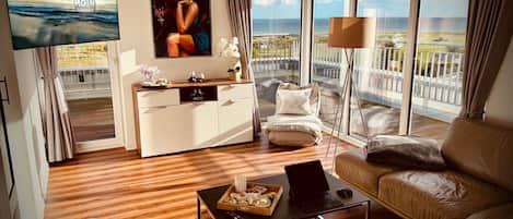 TV, fireplace, stereo