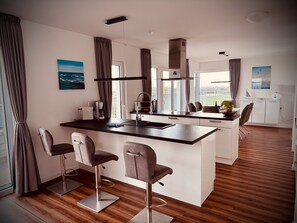 Fridge, microwave, oven, stovetop - Moin Mehrblick – Penthouse near the Beach with Terrace and Wi-Fi (Schillig)