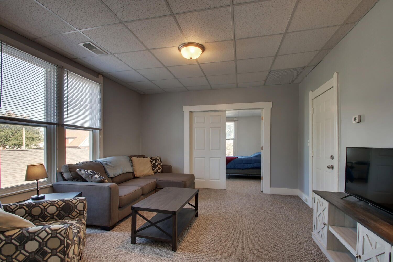 Large Updated Upper 1-bedroom West Facing w/ Wi-Fi