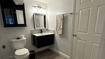 Kombination af bruser/badekar, håndklæder, Sæbe, Toiletpapir