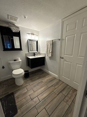 Combined shower/bathtub, towels, soap, toilet paper