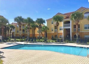 Een buitenzwembad, een verwarmd zwembad