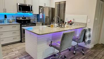 Microondas, horno, parrilla de estufa y lavavajillas