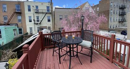 Cozy 2-Bedroom Flat Near Manhattan