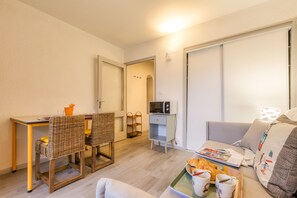 Een knus woongedeelte met een eethoek, kitchenette en zithoek.