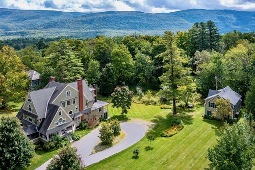 Ski season or yearly rental. Fireplce. Dogs welcome. Walk to Equinox Pond & BBA.