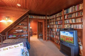 2 soverom, skrivebord, strykejern/-brett og reiseseng for barn