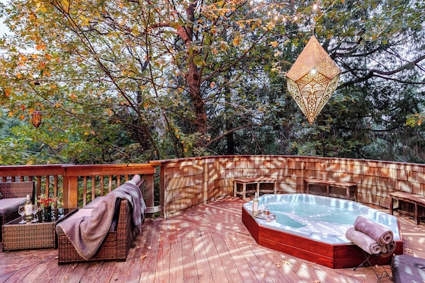 Outdoor spa tub