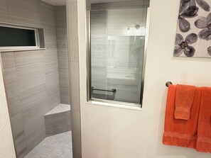 Bathtub, hair dryer, towels - Newer Golf Front Home on Lowlands Golf Course, Village of Marshbeen (Wildwood)