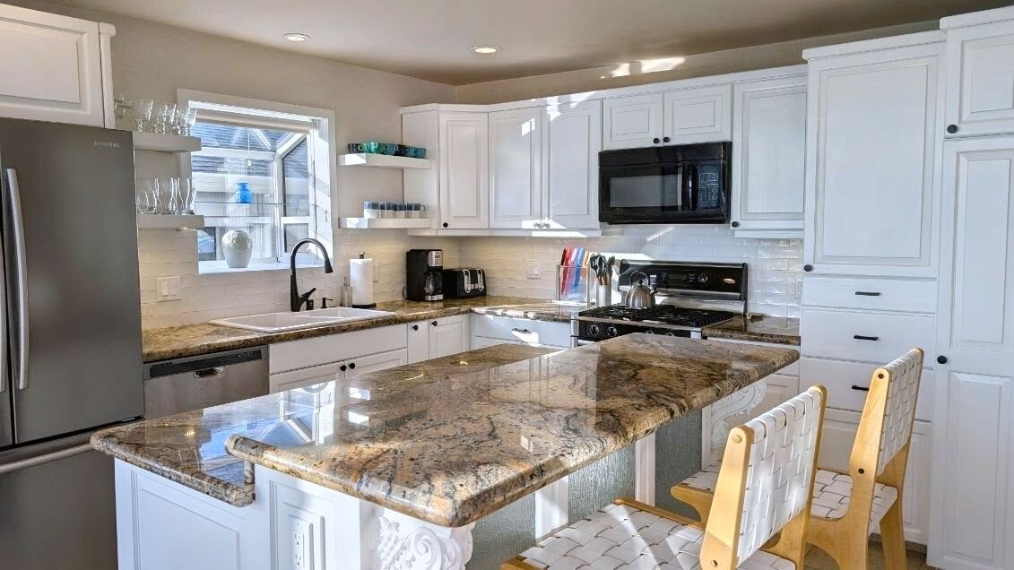 Jääkaappi, mikroaaltouuni, uuni, liesi