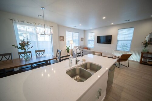 CHIC DESERT HOME CLOSE TO ZIONS!