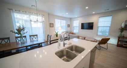 CHIC DESERT HOME CLOSE TO ZIONS!