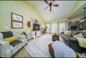 Smart TV, caminetto, stampante