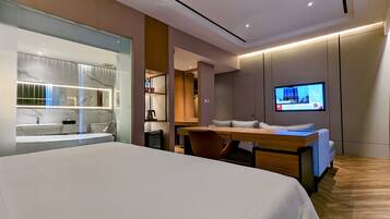 Junior Room | Minibar, in-room safe, desk, laptop workspace