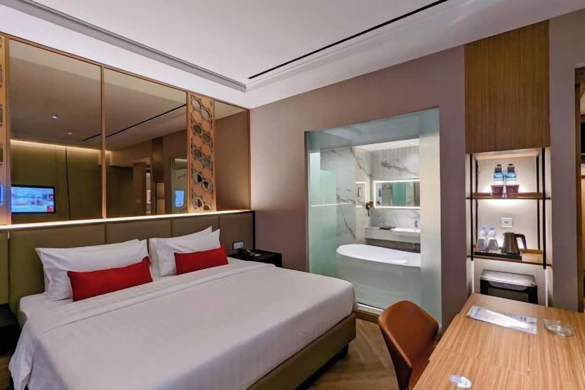 Minibar, coffres-forts dans les chambres, bureau