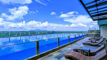 حمام سباحة على السطح