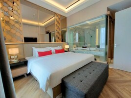 Presidential Room | Minibar, in-room safe, desk, laptop workspace