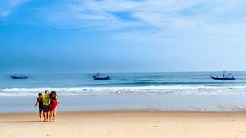 Gần bãi biển, cát trắng