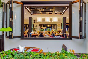 Petit déjeuner, déjeuner et dîner servis sur place