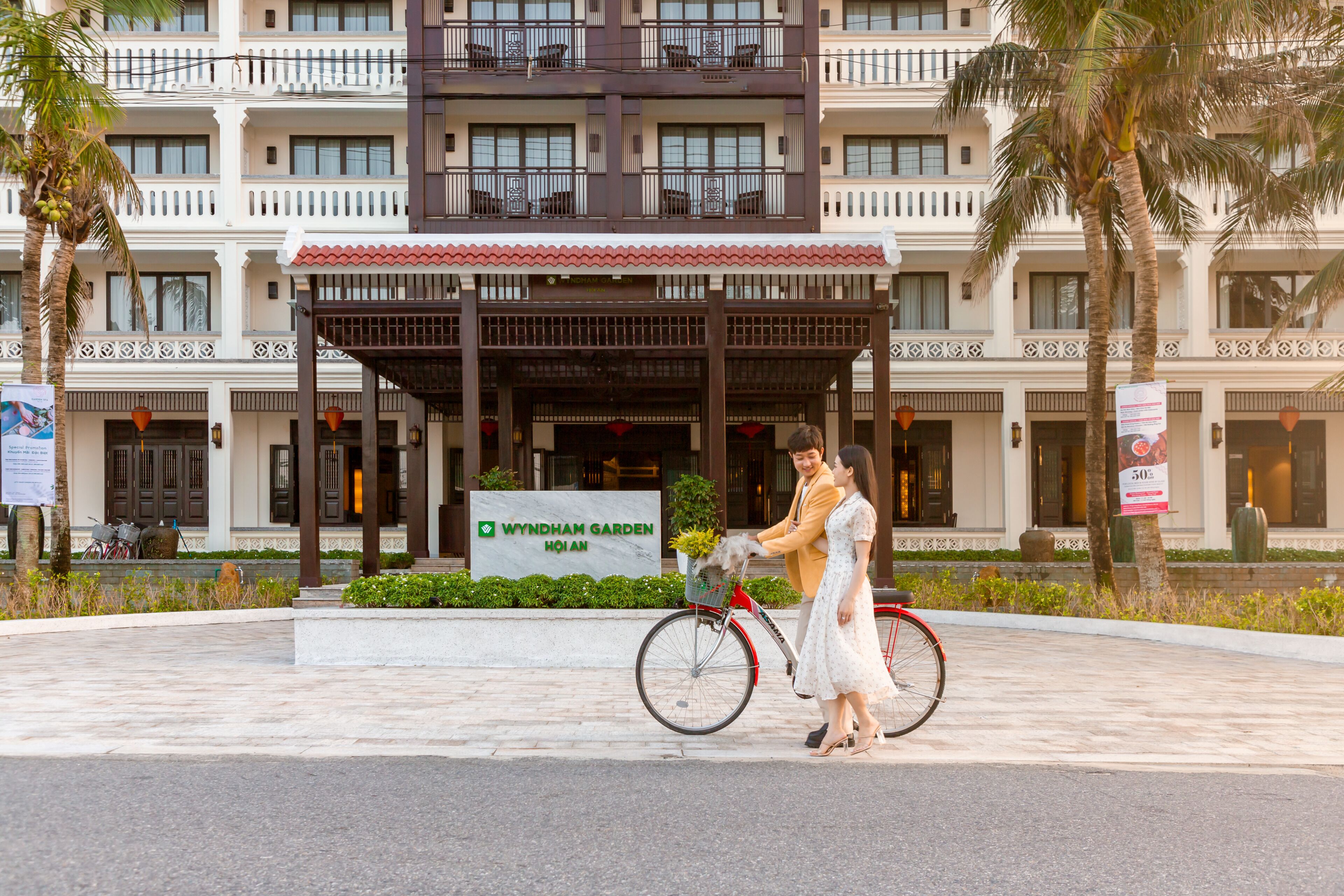 L’entrée d’un hôtel, avec une enseigne indiquant « Wyndham Garden by Wyndham ».