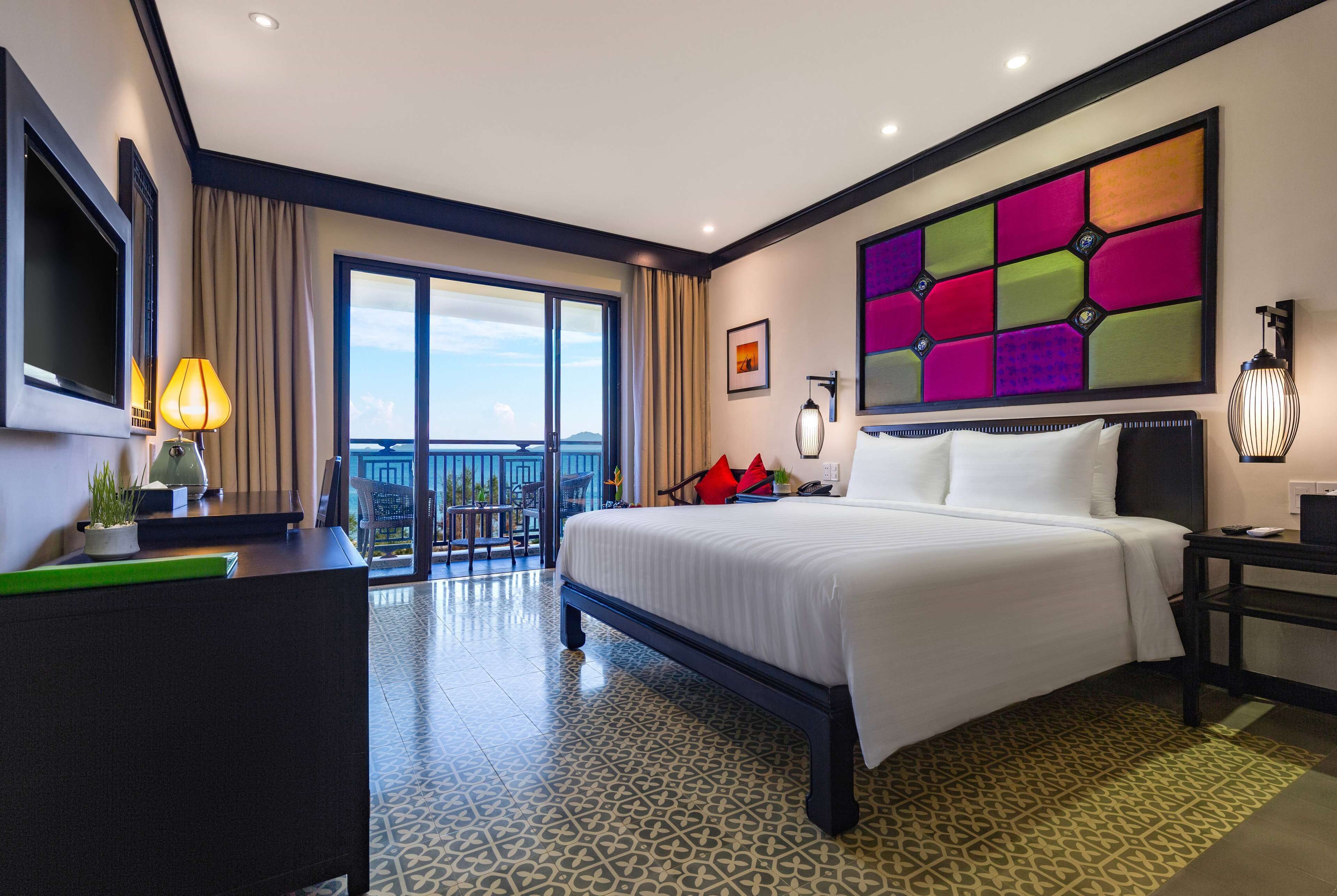 Frigobar, cofres nos quartos, escrivaninha