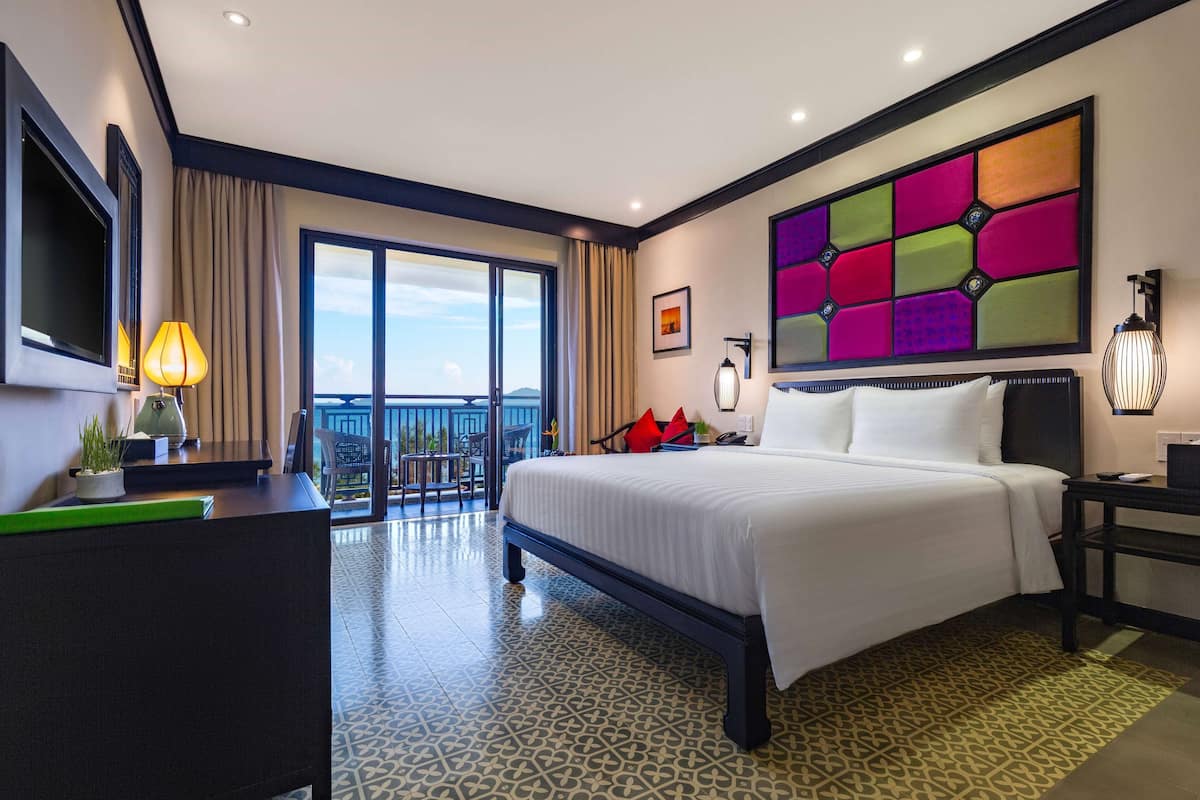 1 kamar tidur, minibar, brankas, dan meja kerja