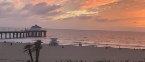 Chaises longues, serviettes de plage