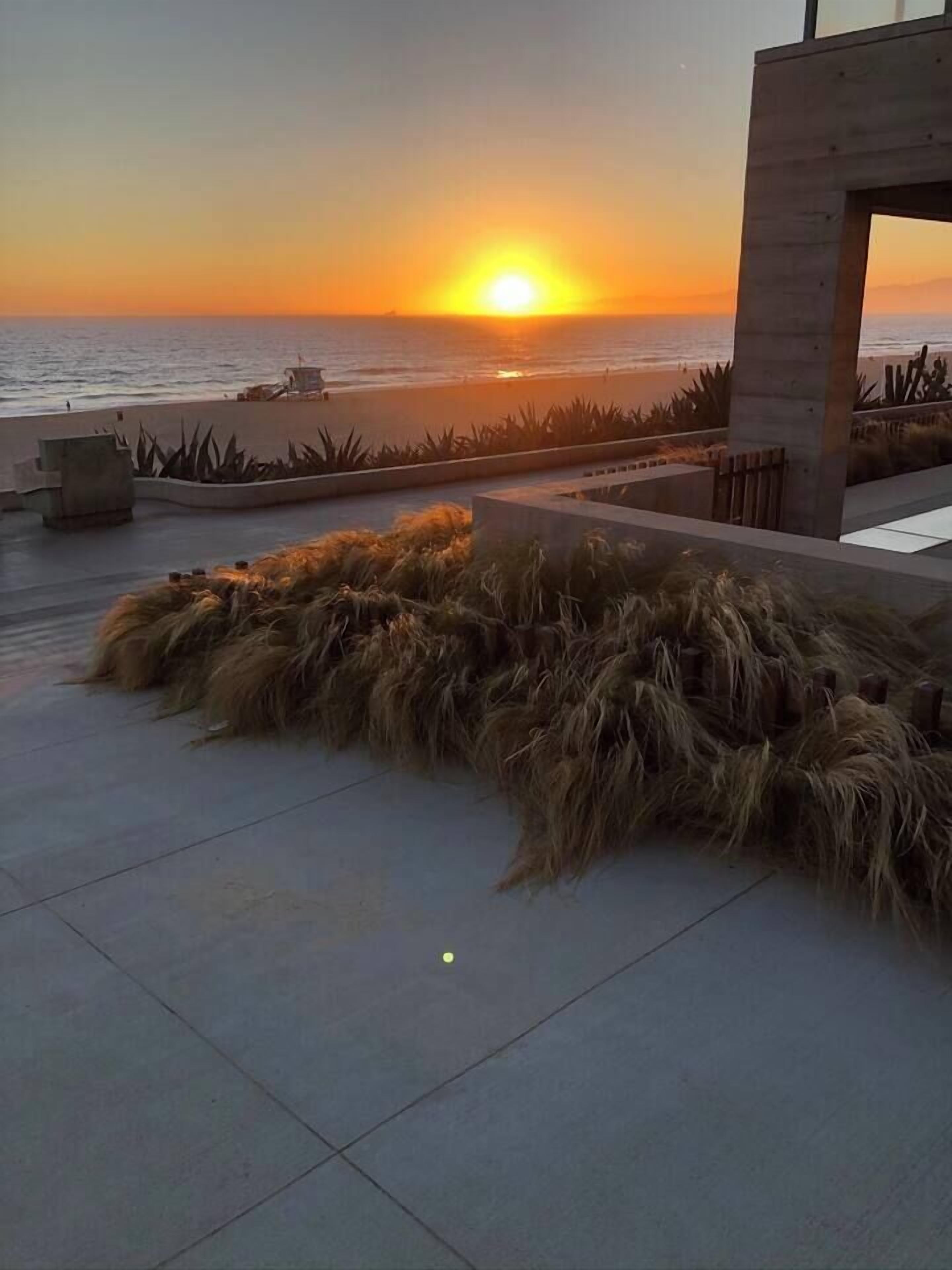 Beach nearby, sun loungers, beach towels