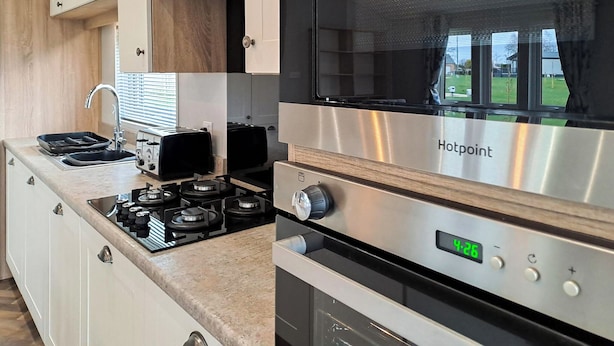 Una cucina moderna con piano cottura integrato, un tostapane e un lavello.