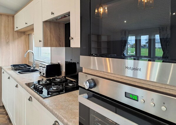 Frigorífico, horno, placa de cocina y tostadora