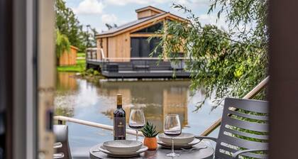 Muntjak Lakeside Lodge