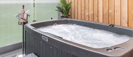 Bañera de hidromasaje al aire libre